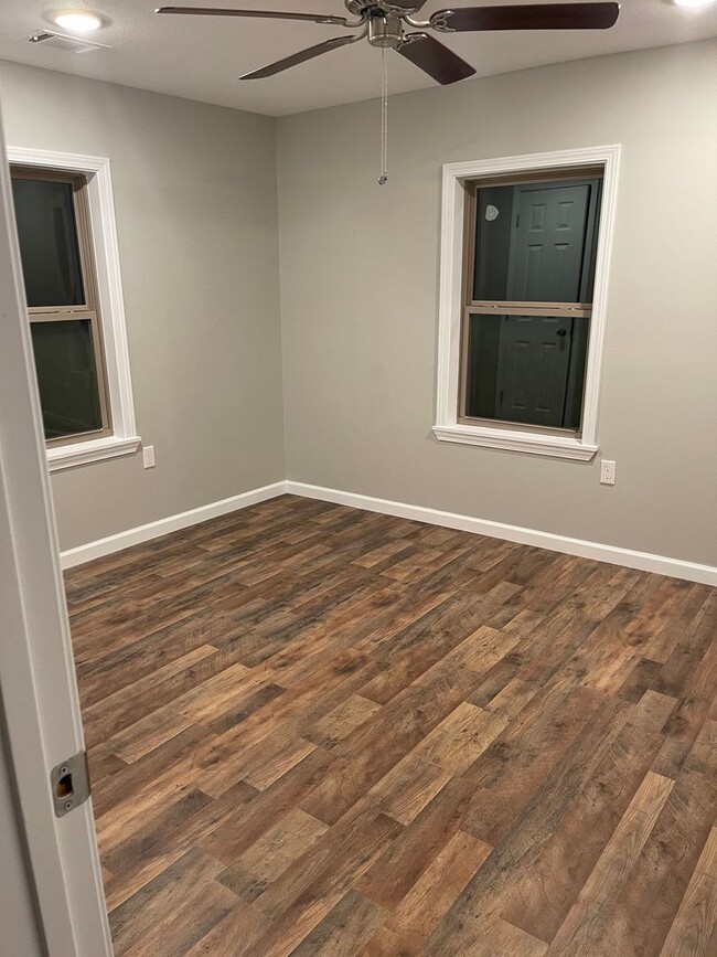 Building Photo - 2 bed, 1 bath house-Pet Friendly!
