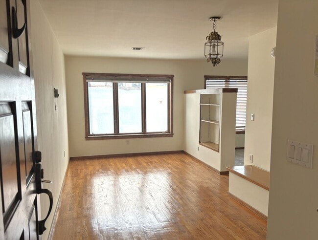 Building Photo - Classic Studio in the Heart of Downtown Sa...