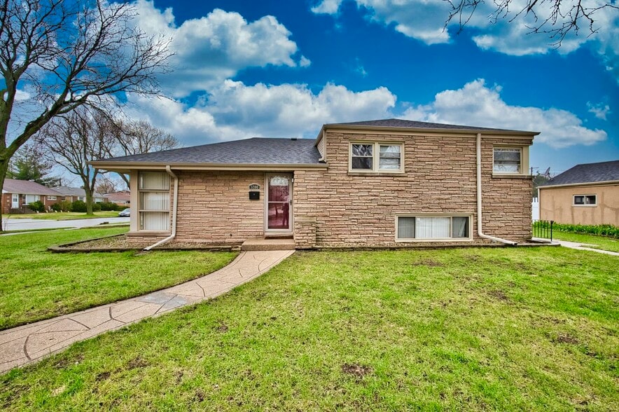 Building Photo - 5200 Madison St