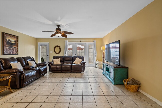 Building Photo - 8426 Williamsburg Cir