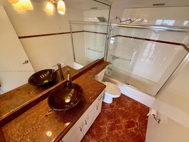 Building Photo - 900 Bay Dr