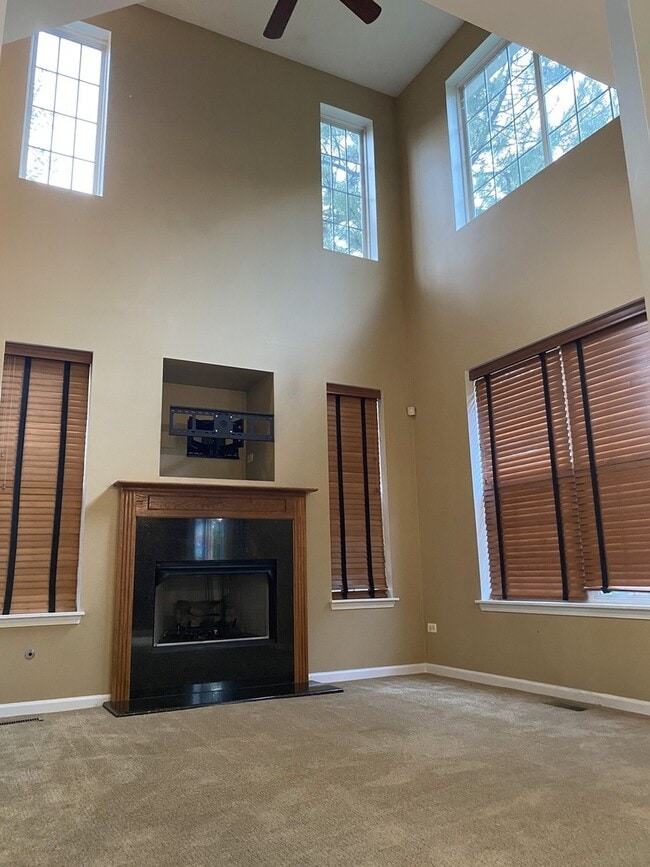 Building Photo - 2824 White Thorn Cir