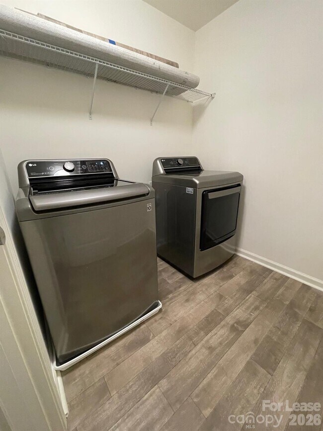 Building Photo - 809 Alexander Commons Dr