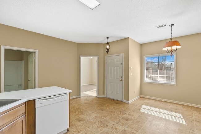 Building Photo - 2 Bed 2 Bath