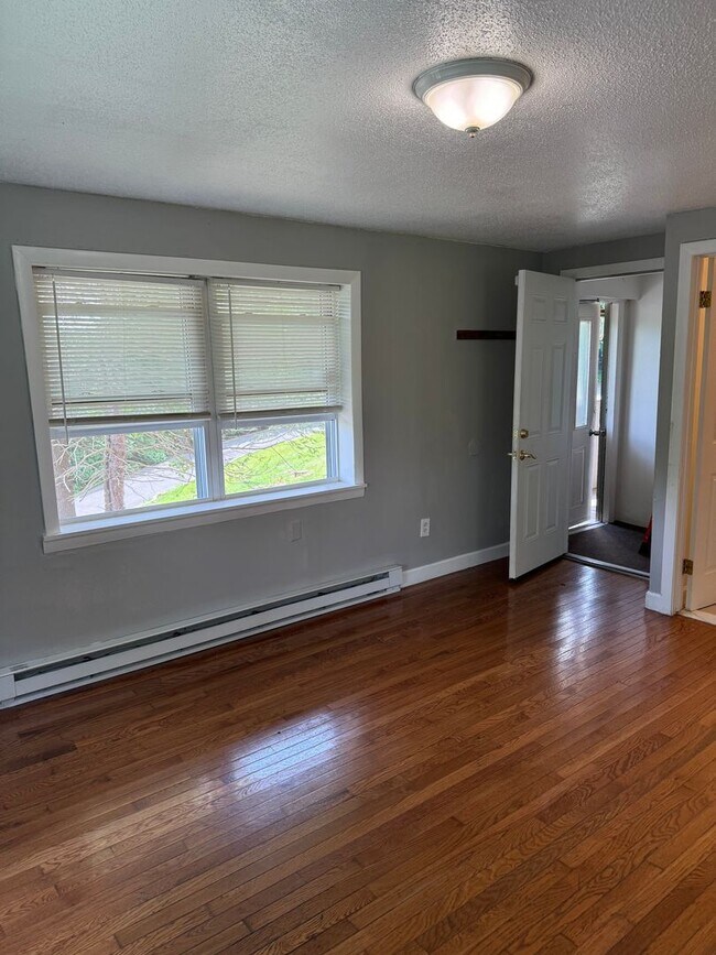 Building Photo - One bedroom Southwick Ma U-11