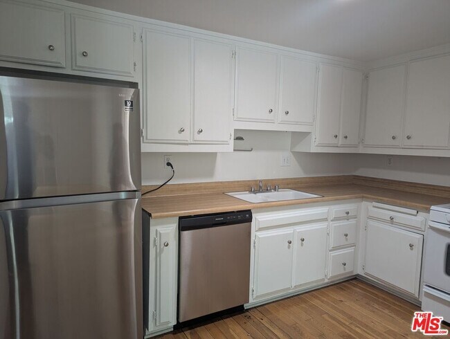 Building Photo - 1323 N Olive Dr