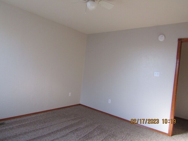 Building Photo - Crown Pointe Area!! PETS ARE NEGOTIABLE WI...