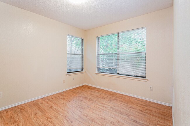 Building Photo - 404 Kenniston Dr