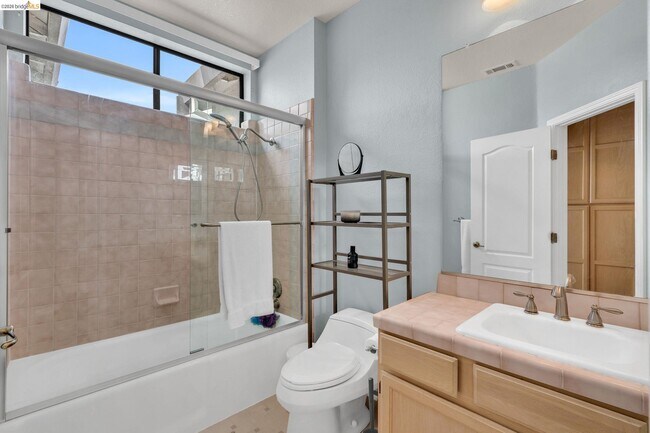 Building Photo - 5640 Edgeview Dr