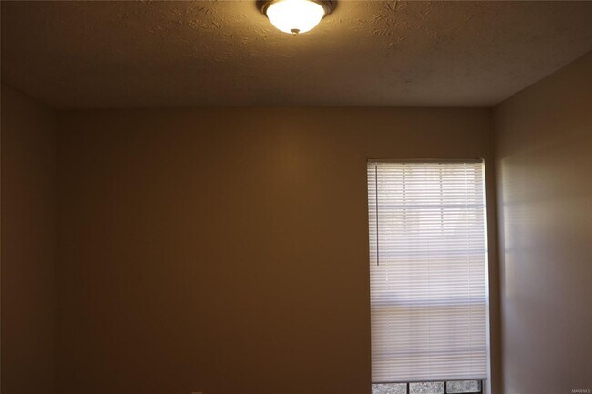 Building Photo - 760 N Burbank Dr