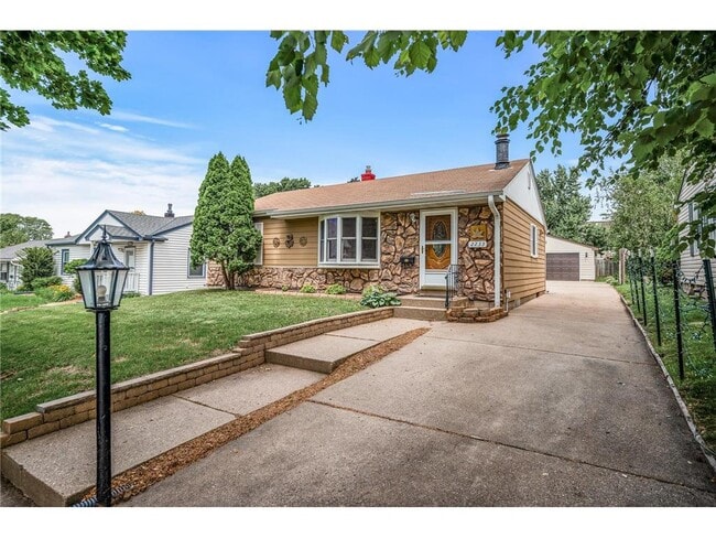 Primary Photo - 2233 Fremont Ave E