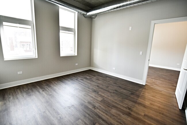 Building Photo - 3833 N Broadway