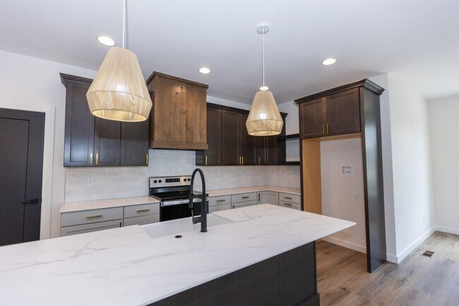 Building Photo - Executive Property located in Republic with a "furnished option" Don't miss this showstopper!!