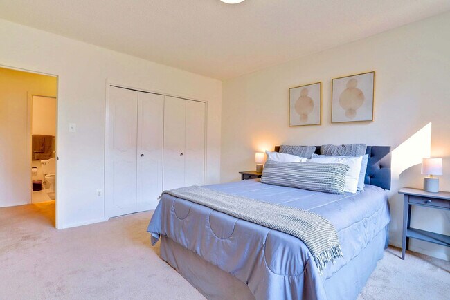 Building Photo - 1600 S Eads St