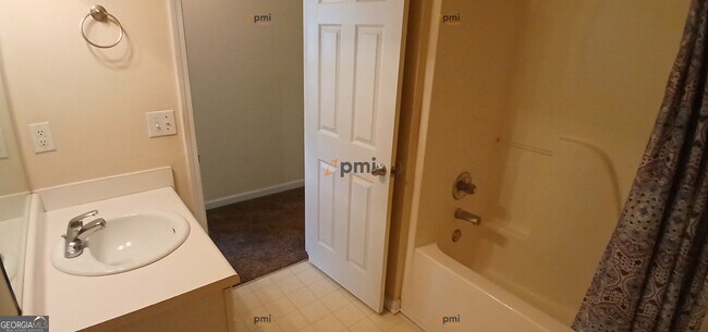 Building Photo - 809 Wellington Dr