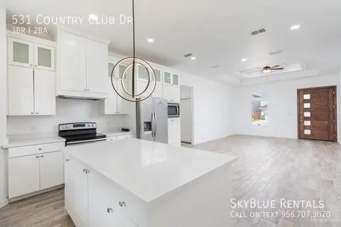 Building Photo - 531 Country Club Dr