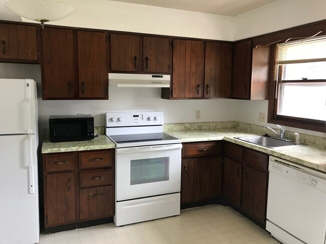 Building Photo - 2 Bedroom/1.5 Bathroom in Iowa City near Kinnick! Available Now!