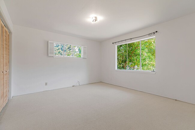 Building Photo - Classic Ranch Style Home in Top School Dis...