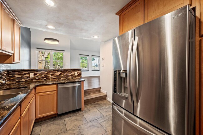 Building Photo - Bright & Spacious 2BR/2BA Townhome with Loft, Fireplace & Private Garage