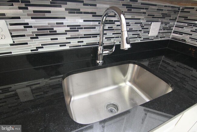 Building Photo - 9008 Sandalwood Dr