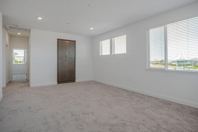 Building Photo - 2064 Baker Ct