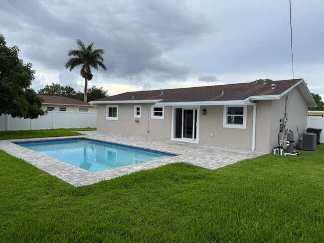 Building Photo - 105 Palamino Cir