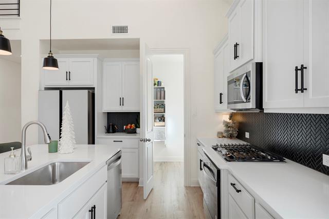 Building Photo - 8109 Mdw Vly Dr