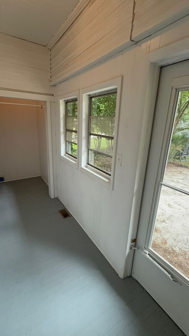 Building Photo - 2 Bedroom 1 Bathroom Home!