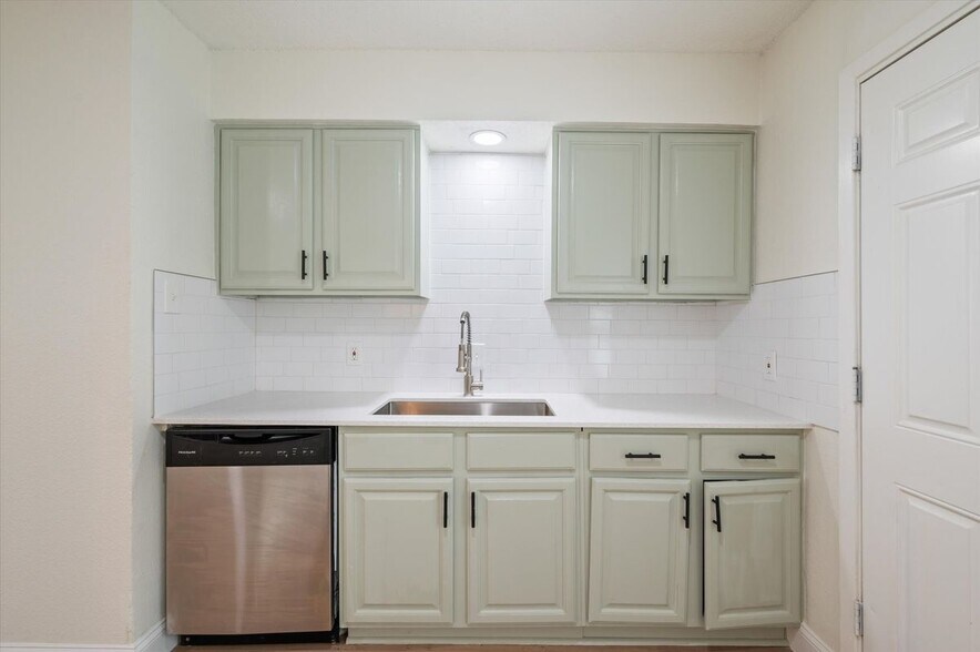 Building Photo - 208 Hosack St