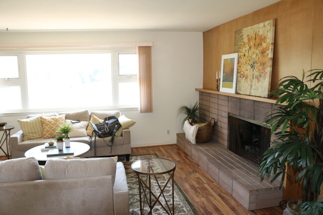 Building Photo - 2000 sq feet 5 bed 3 bath home close to Poly!!