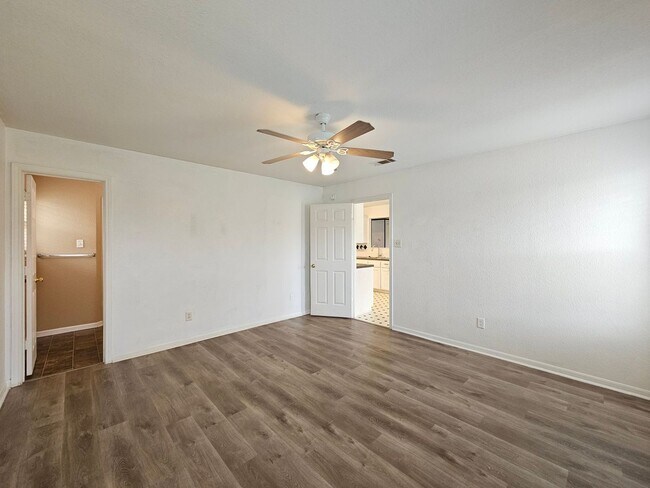 Building Photo - REDUCED RENT - AMAZING RENT SPECIAL & MOVE IN READY!
