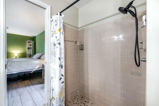 Building Photo - 4143 Palm Forest Dr N