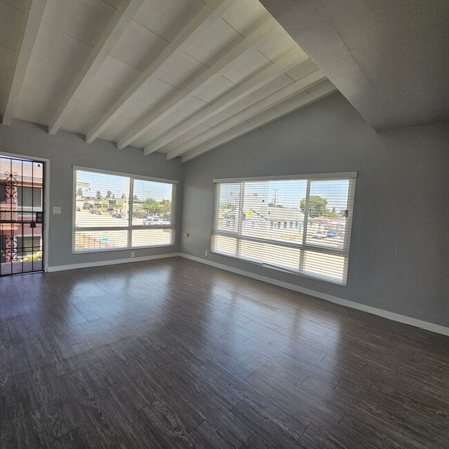 Building Photo - Beautiful Spacious 1 Bed/1 Bath Apartment ...