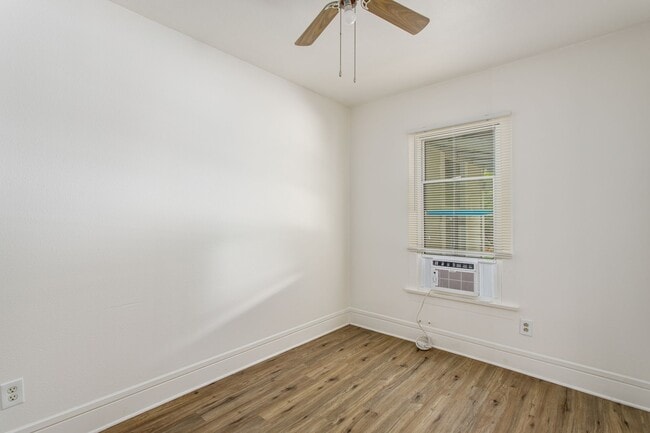 Building Photo - Charming 1-bedroom backhouse in Mentone!