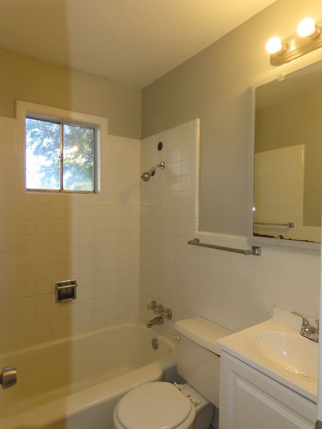 Building Photo - Three bedroom, One Bath Duplex Near Hospit...