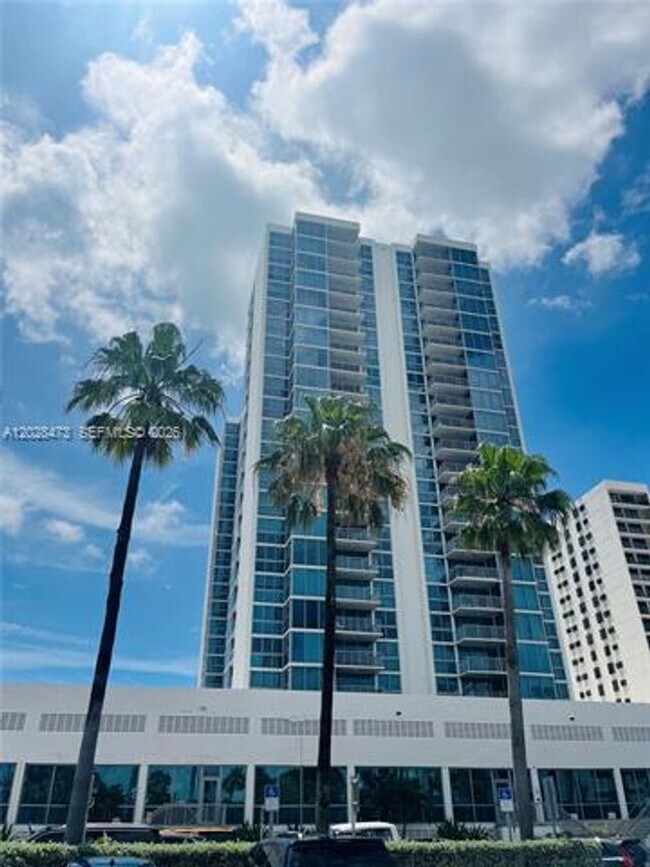 Building Photo - 2655 Collins Ave