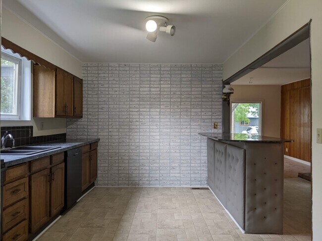 Building Photo - 214 S G St