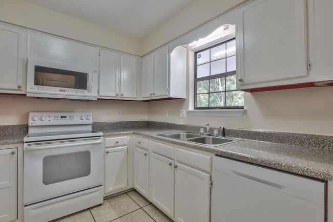 Building Photo - 2913 Woodrich Dr