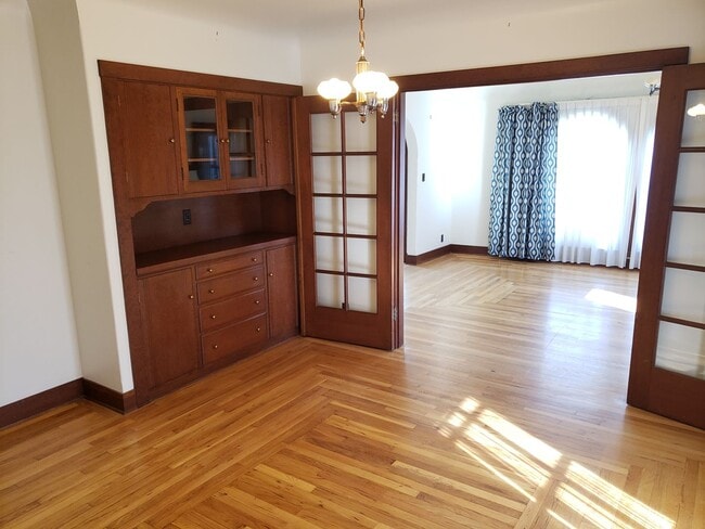 Building Photo - Charming Single Story 3 Bedroom 2 Bath Ava...