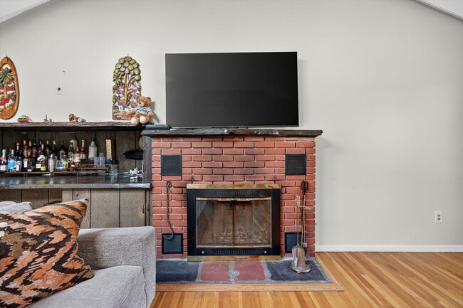 Building Photo - Spacious 4 BR/2BA home corner-lot in Warwi...