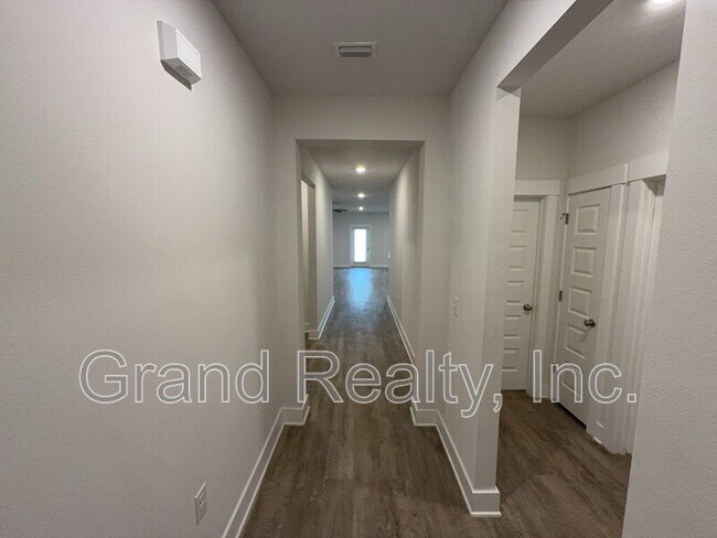 Building Photo - 5869 Danbury Blvd