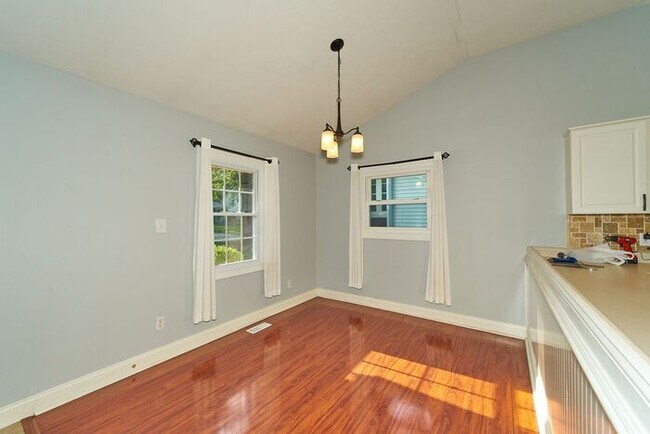Building Photo - Charming 2 Bed Bungalow in Great SoBro Location!