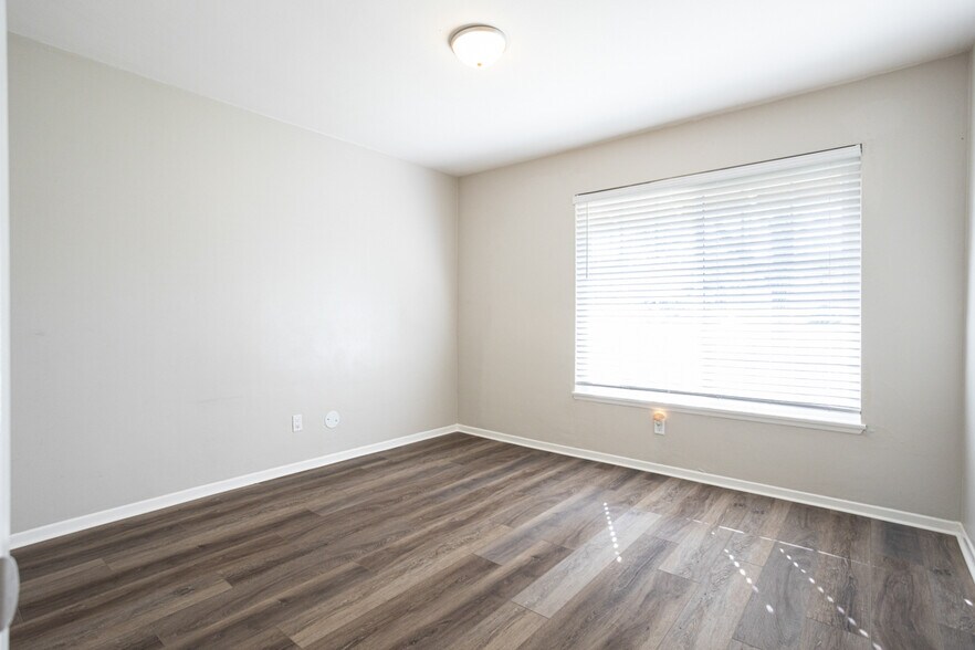 Building Photo - 205 E Old Mill Rd