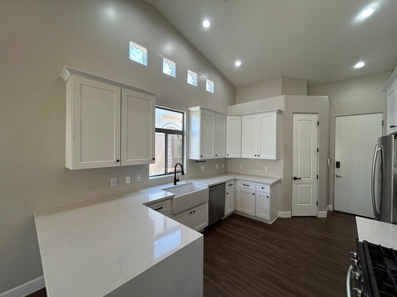 Building Photo - 14037 N 10th Pl