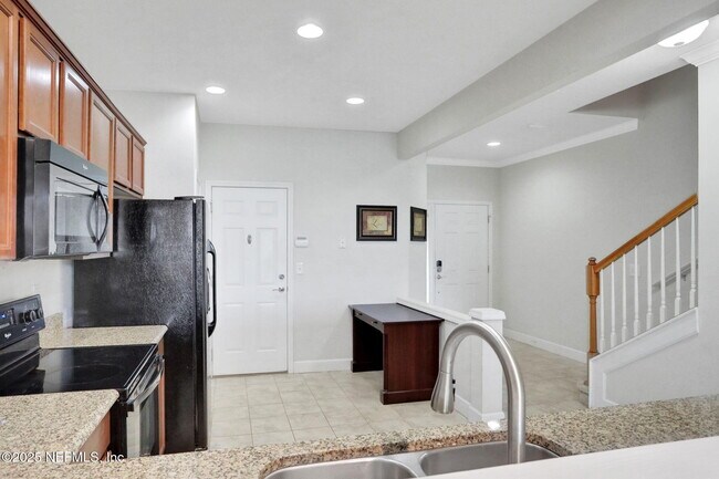 Building Photo - 6846 Roundleaf Dr