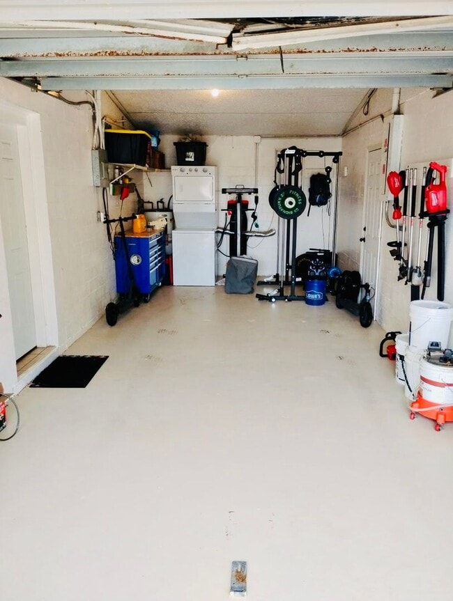 Building Photo - 3 Bed / 1 Bath House with Fenced Yard