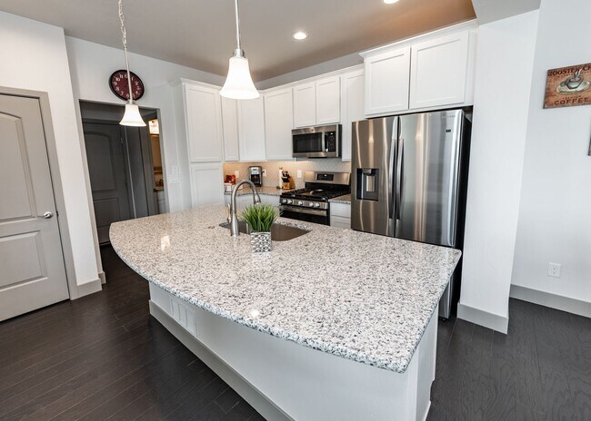 Building Photo - 2 Bedroom Luxury townhome