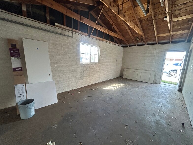 Building Photo - 6106 W Clarendon Ave