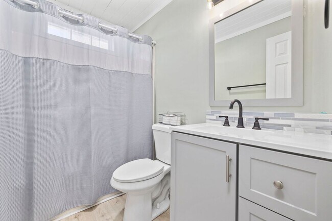 Building Photo - Gorgeous Totally Remodeled 3/2 in Garden C...