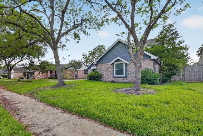Building Photo - 417 W Hillary Cir